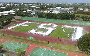 祝福福衛七號順利發射  2000多學生地面排字表心意