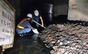 韓國瑜：水溝淤塞嚴重 請市民打開眼睛幫忙評斷一下