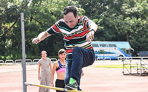小試身手！朱立倫挑戰跳高 重心不穩摔跤在地