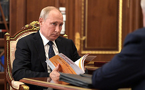 俄羅斯每下愈況急救民調  普亭20年硬漢轉型賣笑臉