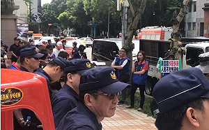 (影)「你憑什麼讓CNN來關中天？」 黃國昌：阿姐，你誤會了