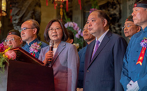 馬英九轟蔡「從來不檢討自己」 蔡英文適巧從旁路過