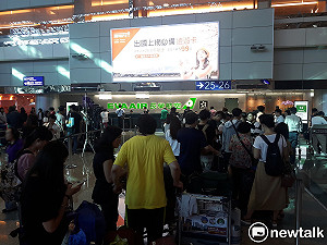 長榮空服罷工16航班取消 百位旅客無奈排隊等候換退票