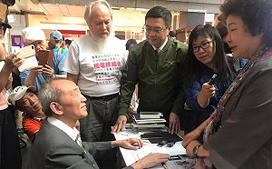 黃華甘地式絕食第33天 花媽、卓榮泰探望盼保重