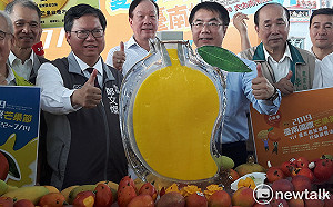 （影）鄭文燦黃偉哲合體　促銷台南芒果百箱秒殺