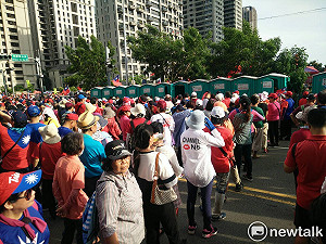 就是要挺韓！韓粉：上廁所排40分鐘不算久