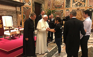 港大生參加國際青年論壇遞陳情信  希望教宗替反送中祈禱