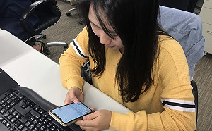 小心！長期低頭滑手機　頭部骨骼後恐長「角狀骨刺」