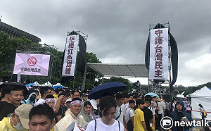 「反紅媒」2時登場  白衣人擠滿凱道：守護台灣民主