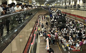 快訊》北捷疑有男乘客持刀  警調閱監視器追查