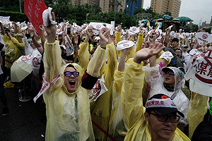 現場直擊》反紅媒遊行  民眾不畏風雨撐傘上街抗議