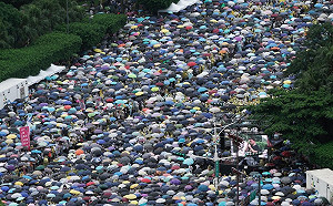 「反紅媒」人潮溢滿景福門  主辦單位不公布人數：比韓膨風的還多