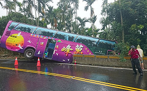 進香遊覽車煞車失靈嘉縣山區擦撞邊坡  10人受傷