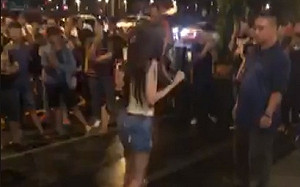 (影)揪眾討伐虐童 社群直播爆警民衝突