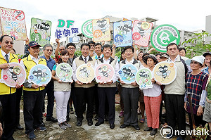 黃偉哲領軍觀摩農園登革熱防治 多元農園管理完善杜絕