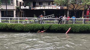 (影) 高雄連日大雨愛河漲  2清淤工人遭沖走及時獲救