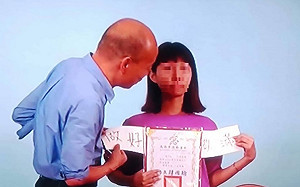 任內四度被學生嘲諷！女學生與韓國瑜合影 提醒應做好做滿