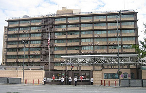 駕車載28瓦斯罐撞美駐韓使館大門 南韓男子被逮