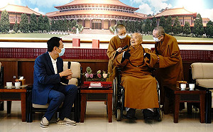 郭台銘拜會星雲法師遭考驗　希望他不要光說不做