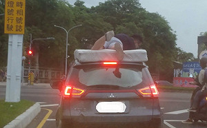 人趴車頂躺床墊　網友虧：電影裡演的都是真的