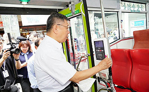 影／柯文哲親自示範　7月1日起雙北上下公車都要嗶嗶