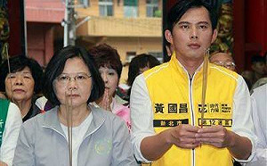 3張老照片說故事 王浩宇酸黃國昌網友有「異」見  