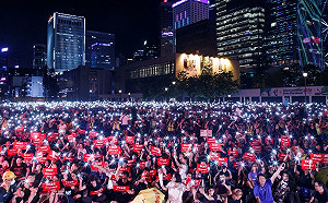 便衣港警煽動民眾衝警總 慘被民眾包夾狼狽逃回總部