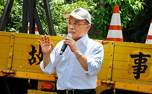 肯定嘉義縣警維護治安 蘇揆籲國人要給警察最大的支持