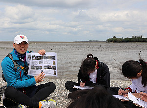 踏察新竹十七公里海岸線　觀察生態學子反思垃圾大戰