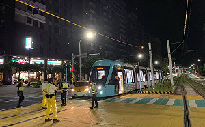 淡海輕軌通車後首起事故 計程車違規撞列車頭