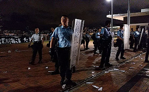 中環碼頭也「送中」！法規今生效再引港人抗議