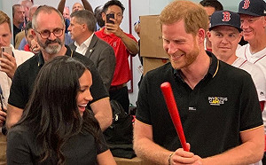 倫敦基襪戰 哈利梅根獲贈迷你版球衣球棒