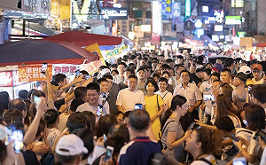 「上一次來這裡是蜜月旅行」 柯文哲、陳佩琪逛墾丁大街