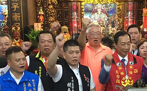 郭韓造勢強碰  郭台銘「是園遊會不是造勢」