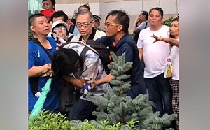 既視感？香港撐警集會 中高齡階層聚眾圍毆民眾、辱罵記者