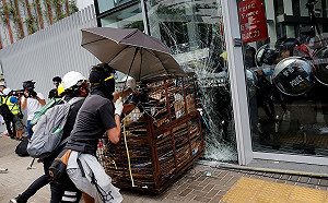 香港七一遊行衝突升級 示威者衝撞立法會