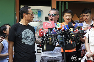 合體郭董爬象山 館長：韓國瑜過後我誰都不敢挺