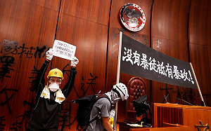 港人佔領立法會 總統府籲港府拿出誠意回應訴求