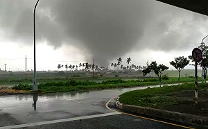 (影)屏東南洲、林邊驚見龍捲風！賈新興：西南風和不穩定大氣是主因