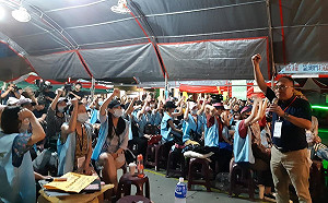 長榮罷工》發動溫情攻勢    長榮簡訊 ：一直在家裡等你