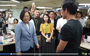 蔡英文參觀Whoscall  戲稱他們受黨內初選影響到