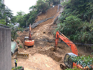 汐止秀山路再度坍方  新北市府搶災籲民眾留意