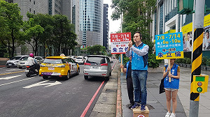 幫朱立倫爭總統民調  葉元之梳「朱髮」掃街拉票