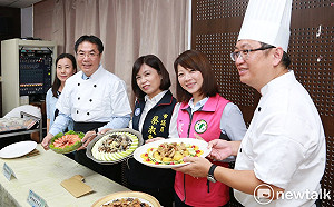 黃偉哲邀大家相揪來七股摸蛤仔吃海產