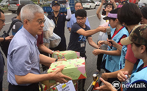 長榮罷工》人道關懷 鄭文燦派人送物資慰勞罷工空服員