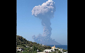 義大利斯特龍伯利島火山連環爆  天降火雨奪1命