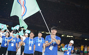 世大運／男排隊長吳宗軒開幕掌旗進場　女籃首戰告捷