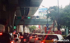 縮短用路人曝曬時間！北市435處路口調降中午紅燈秒數