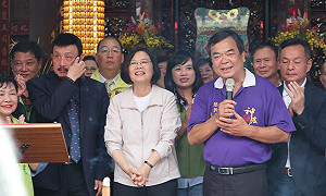 蔡英文踩地盤  到國民黨新北主委的宮廟參拜