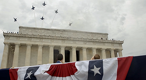 灑公帑圓「閱兵夢」？ 川普在野人士批評聲浪與雨中完成閱兵